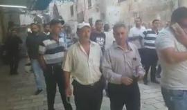 #شاهد قوات الاحتلال تخلي باب المجلس من موظفي الأوقاف وحراس المسجد الأقصى