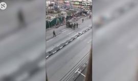 #فيديو أكثر من 10 جنود اسرائيليين يعتدون على شاب فلسطيني في الخليل