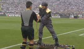 #شاهد "الرجل الطائر" يسلم كرة النهائي لحكم المباراة!

حيث شهدت المباراة النهائية لكأس البرتغال حدثا فريدا من نوعه، تمثل في طريقة تسليم الحكم الكرة المخصصة للمباراة بواسطة رجل طائر قام بالتحليق فوق الملعب على طائرة درون شخصية