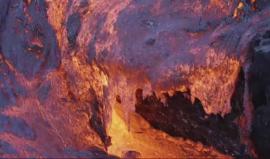 لقطات فيديو غير مسبوقة لأنهار "الحمم البركانية"

التقطت عدسات الكاميرا ظاهرة تدفق الحمم البركانية من بركان كيلوا، الواقع في الجزيرة الكبيرة في هاواي.