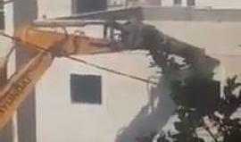 #فيديو جرافات الاحتلال تهدم منزل المواطن معتصم أبو فرحة في حي رأس العامود شرق القدس المحتلة