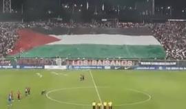 #شاهد  .. العلم الفلسطيني يرفع من جمهور نادي "بالستينو" التشيلي خلال مباراته ضد "سان لورينزو" الأرجنتيني التي فاز بها بالستينو بهدف.