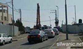 جرافات الاحتلال تعطل حركة السير في بيت حنينا بعد هرم منزل لؤي ابو رموز صباح اليوم.