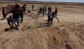 #شاهد شبان يتمكنون من سحب أجزاء من السياج الشائك شرق بلدة خزاعة شرقي خانيونس