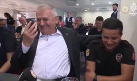 رئيس الوزراء التركي يطلب عروس لأحد موظفي الشرطة أثناء زيارتهم اليوم للمعايدة