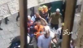 #شاهد استشهاد منفذ عملية الطعن في القدس المحتلة وتقارير تفيد بأنه تركي الجنسية، أصاب حارس أمن إسرائيلي بجراح خطيرة بعدة طعنات في الجزء العلوي من جسده .