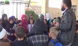 كل العالم يعيش بأمن وأمان إلا هؤلاء الأطفال ! 

#شاهد أجمل ما أنشده أحد أساتذة بلدة حيان في حلب مع طلابه