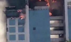 #عاجل .. المشاهد الأولى للحريق الذي اندلع في مبنى النيابة العامة بمدينة #الدمام #السعودية