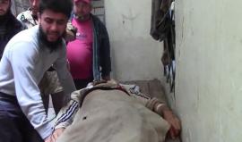 مشهد مؤثر .. سوري يودع شقيقه الذي قضى بقصف طائرات نظام الأسد على مدينة الرستن بريف حمص الشمالي