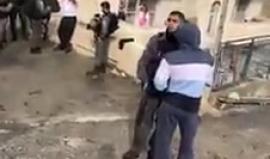 #فيديو قوات الاحتلال تقتحم منزل الأسير لؤي أبو الحمص في قرية العيساوية بالقدس المحتلة

ومن المقرر أن يتم الافراج عنه اليوم من سجون الاحتلال