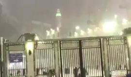 هطول أمطار غزيرة على المسجد الحرام مساء الأمس.. وإمام الحرم يكتفي بقراءة آية واحدة :"وهو الذي يُنزل الغيث "