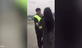 شاهد رد فعل شرطي مرور صفعته سيدة بقوة في الصين