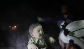 مشهد مؤثر.. انتشال طفل على قيد الحياة من تحت أنقاض منزله عائلته المدمر في بلدة أورم الكبرى بريف حلب الغربي