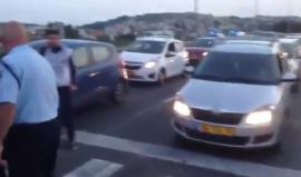 "ليش الخوف وليش الخوف الحجر صار كلاشنكوف" هتافات فلسطينيو الداخل بوقفة في وادي عارة تضامناً مع قطاع #غزة