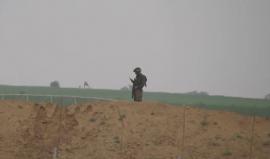 #شاهد أحد جنود الاحتلال على الحدود الشرقية لمدينة خانيونس جنوب قطاع غزة