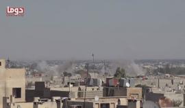 #عاجل .. قصف بالصواريخ العنقودية على أحياء مدينة دوما وراتقاء شهيدين وسقوط عدة اصابات.