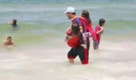 شاهد : رحلة ترفيهية للنزلاء في المديرية العامة للاصلاح والتأهيل على شاطئ بحر خانيونس