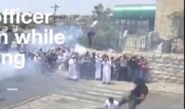 #شاهد إجرام الاحتلال بحق المصلين المقدسيين .. جندي إسرائيلي يركل مُصليّاً في #القدس المحتلة.

#جمعة_الغضب