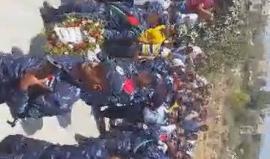 #شاهد .. تشييع الضابط شبلي إبراهيم بني شمسة " 27 عاما" في بلدة بيتا والذي قضى بالأمس خلال اشتباكات مع عناصر مسلحة بالبلدة القديمة في #نابلس .

تصوير Nehad Aqtash