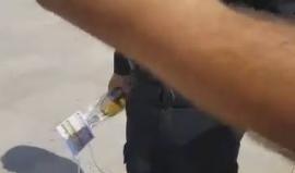 أثار غضباً وواسعاً... 
مقطع فيديو: شرطي إسرائيلي بحيازته "مشروب كحولي" بمناسبة ما يسمى "السنة العبرية الجديدة" في باحات المسجد الأقصى !