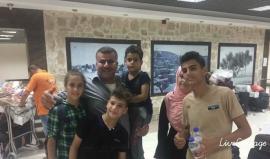 #شاهد فرحة مواطن بعد غياب اطفاله و زوجته سنتين خارج غزة السلطات المصرية تسمح بدخولهم الى غزة مع الحجاج العائدين عبر معبر رفح البري ..
تصوير عبد الرحمن الكحلوت