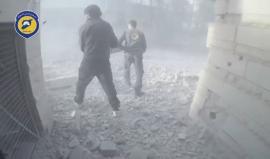 لحظات مروعة يوثقها #الدفاع_المدني_السوري خلال وصوله موقع غارة جوية على مدينة كفربطنا بريف #دمشق