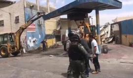 #فيديو بلدية الاحتلال في القدس تهدم محطة وقود في بلدة العيساوية بالقدس بحجة البناء من دون ترخيص