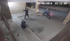 #شاهد| مقطع فيديو يظهر: لص يضرب شريكه ويفقده الوعي أثناء عملية سرقة في #لندن