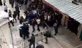 #فيديو قوات الاحتلال تعتدي على المشاركين في مسيرة مناصرة للقدس خرجت من المسجد الأقصى