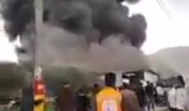 #شاهد اندلاع حريق في السوق المركزي في بلدة بيتا جنوب نابلس اثر استهداف قوات الاحتلال المحال بقنابل الصوت والغاز .