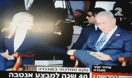 #شاهد .. زوجة نتنياهو توقظه بعد أن غفا خلال كلمة على الهواء مباشرة لدى وصوله أوغندا بزيارة رسمية في إطار جولة إفريقية بدأها اليوم .