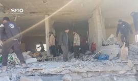 الدفاع المدني السوري يبحث عن اشلاء المدنيين في المجزرة التي ارتكبها الطيران في بلدة ام المياذن بدرعا