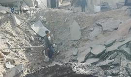 حفرة بعمق خمسة امتار خلفه قصف طائرات قوات النظام على مدينة سقبا في #حلب