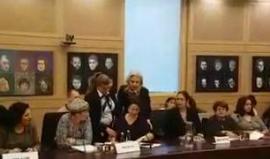 مشادة كلامية حادة بين عضو الكنيست حنين الزعبي وأعضاء كنيست يهود عقب وصف الزعبي لجنود الاحتلال بـ "القتلة وسفاكي الدماء"