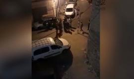 #شاهد
اقتحام المستوطنين بحماية قوات الاحتلال لمنزل عائلة الزعتري قرب المسجد الإبراهيمي في #الخليل.