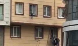 شاهد كيف أنقذوا الطفلة!

شبان اتراك لاحظوا طفلة على وشك السقوط من شرفة أحد المنازل فهبوا لانقاذها

(فيديو متداول على مواقع التواصل الاجتماعي)