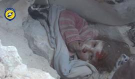 #شاهد .. لحظة انتشال طفلة وهي حية من تحت أنقاض منزلها في بلدة ياقد العدس بريف #حلب الشمالي جراء القصف الروسي بالصواريخ الارتجاجية .