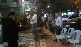 صلاة العشاء للاسرى المحررين المضربين عن الطعام في اليوم السابع على التوالي لاعتصامهم ؛ بسبب قطع رواتبهم المستحقة من قبل السلطة الفلسطينية