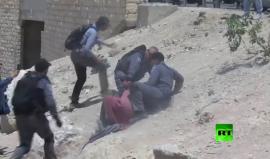 #شاهد من اعتداء الاحتلال على الأهالي في الخان الأحمر شرق القدس.. 4 من قوات الاحتلال على يهاجمون إمرأة فلسطينية !!