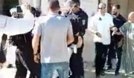 #فيديو لحظة اعتداء شرطة الاحتلال على المصلين ومدير المسجد الاقصى الشيخ عمر الكسواني