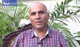 #شاهد|  رجل هندي فقد ذراعية يقود سيارته بمهارة عالية وقد منحته بلاده رخصة قيادة.