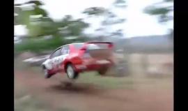 فيديو - سيارة سباق تتفادى صدم كلب في بوليفيا !