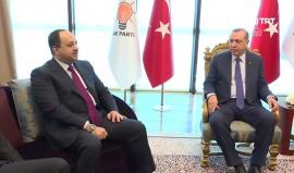 #شاهد| الرئيس التركي رجب طيب أردوغان يلتقي وزير الدفاع القطري خالد العطية في أنقرة، حيث جرى اجتماع بينهما بعيداً عن وسائل الإعلام استمر قرابة الساعة ونصف بحضور وزير الدفاع التركي فكري إشيق . (الأناضول)