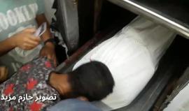 #شاهد | أهالى واصدقاء الشهيد محمد خليل شقورة ٢١ عام يودعونه من داخل ثلاجة الشهداء في مستشفى شهداء الأقصى اثر اصابته بطلق ناري في الصدر شرق البريج أمس .

#تصوير / حازم مزيد