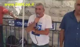 شقيق والدة الجندي شؤول اورون في خيمة الاعتصام أمام منزل نتنياهو بالقدس المحتلة : "سنصعد من احتجاجنا حتى الاطاحة بك يجب اعادة ابننا المحتجز في غزة"