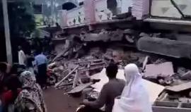 #شاهد الدمار الذي أصاب إقليم آتشيه الأندونيسي جراء زلزال مدمر صباح اليوم أوقع 54 قتيلا وعشرات الجرحى ومفقودين