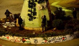 #شاهد | قوات الاحتلال تحطم شجرة عيد الميلاد للمواطنين المسيحيين في ميدان الكواسر بالعيزرية في القدس المحتلة فجر اليوم، وتصادر الصور الملصقة عليها.
