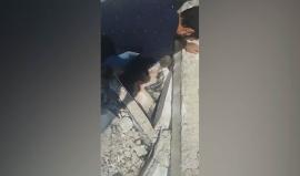 "بابا بابا ما بدي موت".. طفلة سورية تستنجد بأبيها لانتشالها من تحت أنقاض منزلهم المدمر إثر غارة روسية على #إدلب