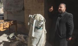 رسالة من مدني في #حلب يتحدث وجانبه صـاروخ مظلي شديد الانفجار لم ينفجر 
تصوير: Mahmoud Rslan