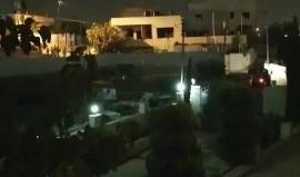 #شاهد
من اقتحام قوات الاحتلال لمنزل الأسير المحرر جمال كرامة والإعتداء على عائلته ومصادرة مركبته وسط اطلاق لقنابل الصوت.
يذكر أن قوات الاحتلال اقتحمت منزلهم قبل يومين وسلمته وزوجته طلباً لمقابلة مخابراتها ولكنهما رفضا الإنصياع لذلك.